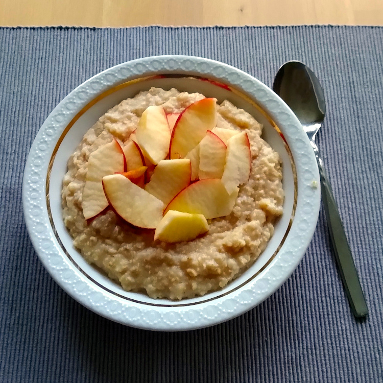 Porridge mit Äpfelspalten