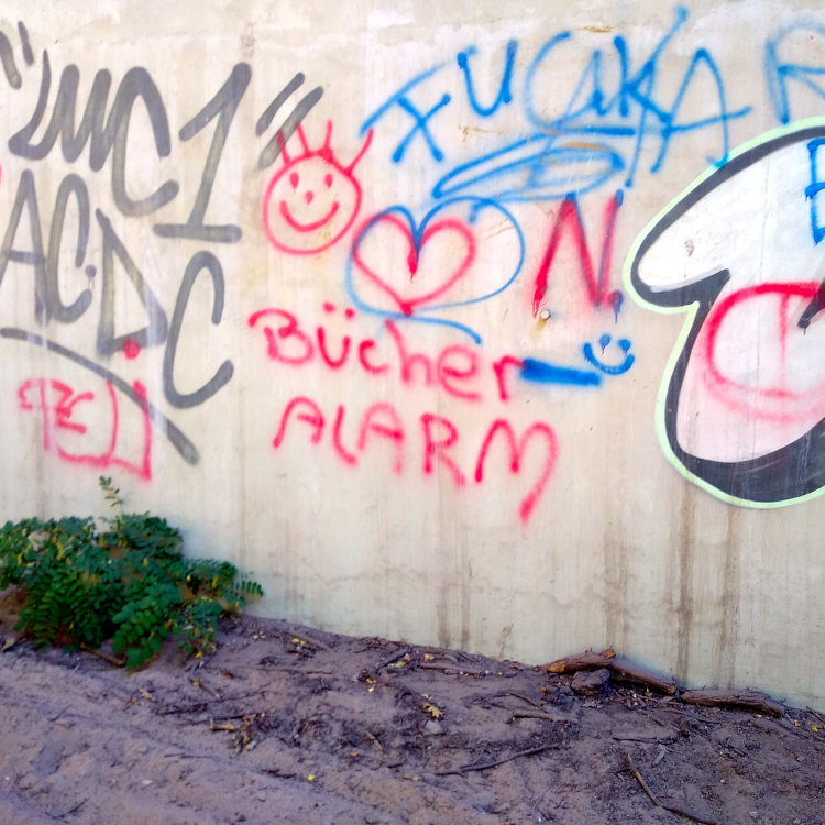Graffiti-Tag BÃ¼cher-Alarm an der Mintarder RuhrtalbrÃ¼cke