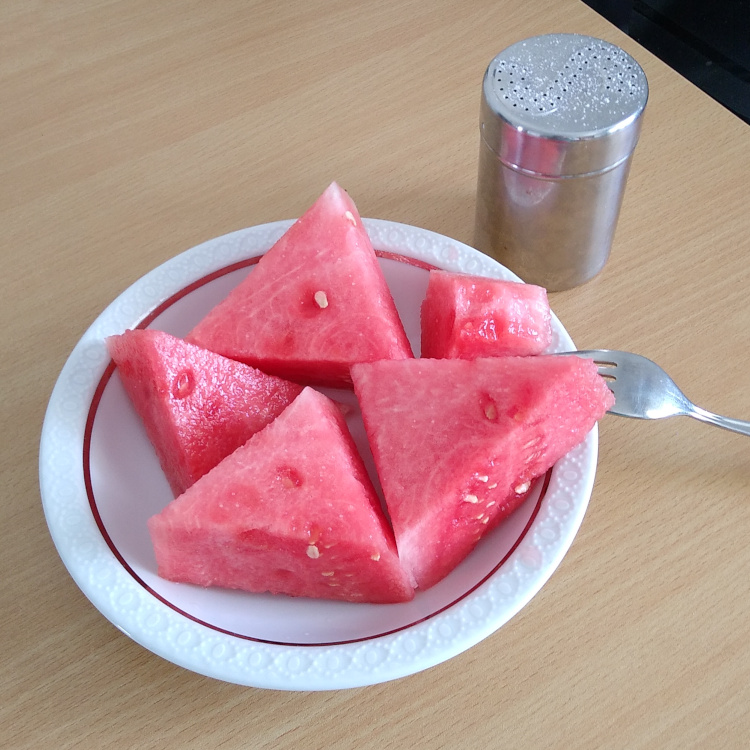 Wassermelonenstücke mit Salz