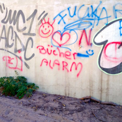 Graffiti-Tag Bücher-Alarm an der Mintarder Ruhrtalbrücke