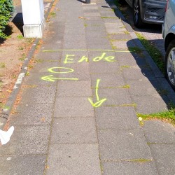 Fußwegbeschriftung „Ende“